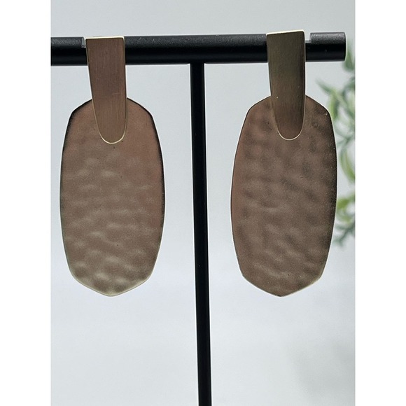 Sold!!!
Kendra Scott Hammered Gold Plated Aragon Dangle Modern Earrings - Picture 5 of 10